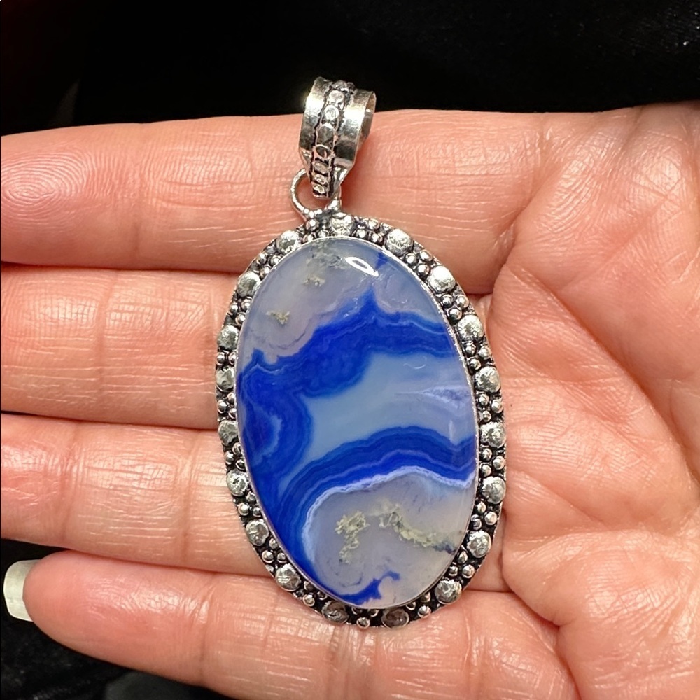 Handcrafted Artisan Jewelry DRAGON VEIN AGATE Blue & White Oval Pendant